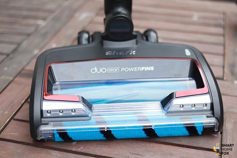 Man sieht die Bodendüse des Shark Anti Hair Wrap Flexology Saugers.